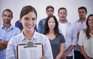 Gestión del onboarding de empleados en puestos operativos sin computadora, con ilustraciones y gráficos informativos.