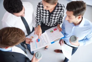 Portada del artículo sobre alineación de la performance del equipo con la estrategia anual en negocios.