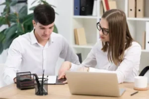 Dos personas trabajando en una oficina