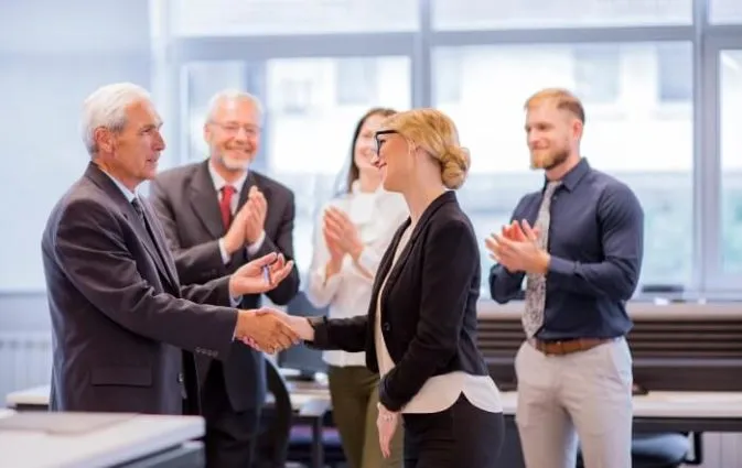 Hombre felicitando a mujer trabajo