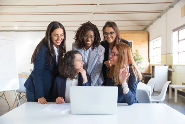 mujeres mirando computadora felices