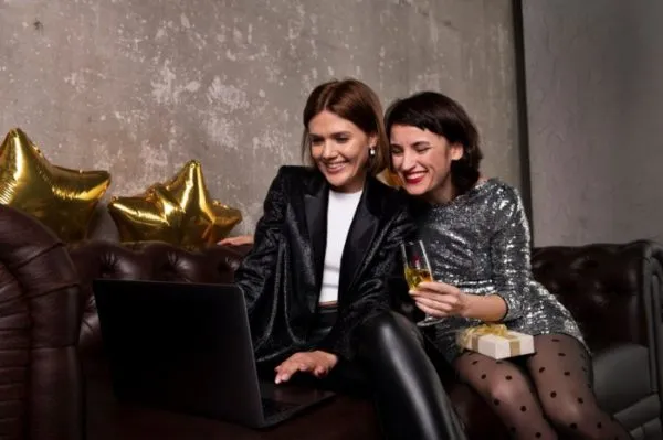 Talentos disfrutando de una celebración de fin de año empresarial