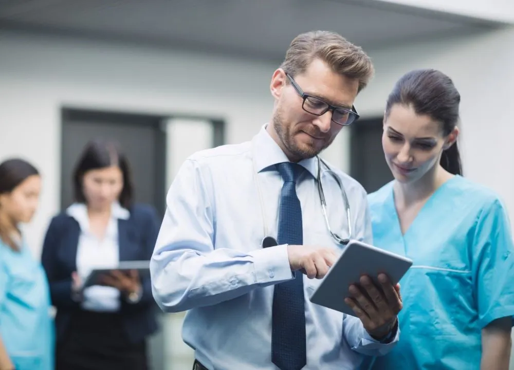 RRHH en un hospital: Cómo mejorar la experiencia del personal clínico con tecnología