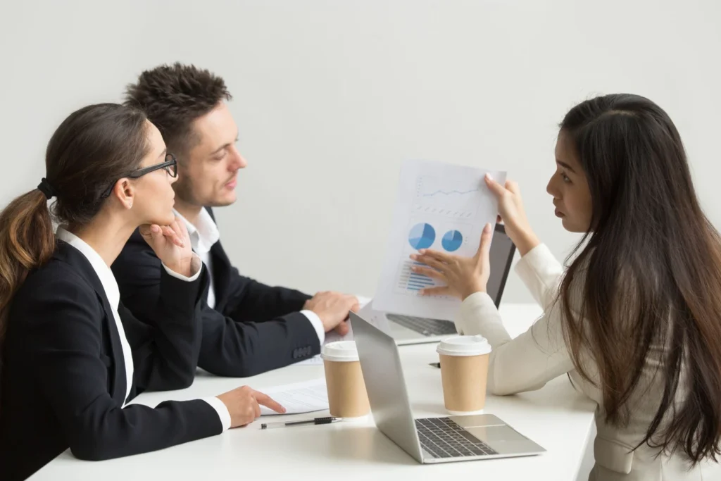 Gráfico que ilustra la relación entre el rendimiento individual y los resultados empresariales.
