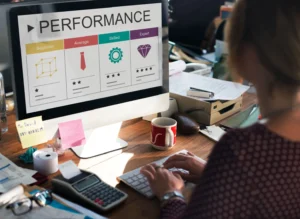 Portada del artículo "Cómo integrar people analytics a la gestión de performance" con gráficos y datos relevantes.