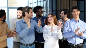 Equipo de trabajo celebra un logro conjunto al finalizar una reunión.