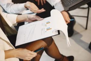 Modelo de evaluación de desempeño para empresas medianas en Argentina, con gráficos y estadísticas relevantes.