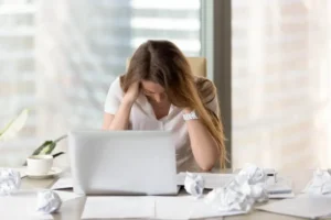 Burnout Qué es y cómo se relaciona con el bienestar laboral