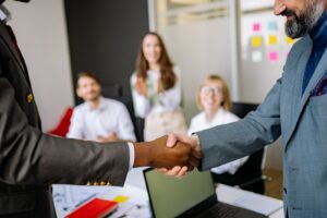 Acuerdo salarial cerrado con un apretón de manos