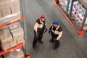 Equipo de trabajo coordinando cambios de turno en la operación