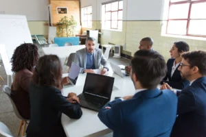 Cubierta del artículo sobre organización de capacitaciones obligatorias por convenio colectivo en empresas.