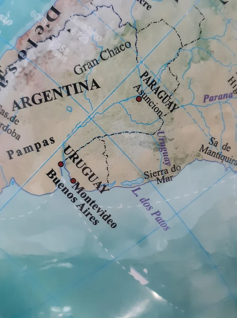 Mapa de Argentina, Uruguay y Paraguay sobre un globo terráqueo antiguo