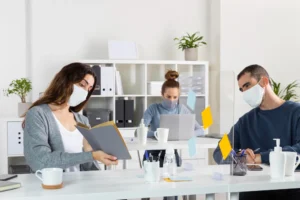 equipo-de-trabajo-con-mascarillas