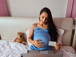 Cálculo de la liquidación de la licencia por maternidad sobre el escritorio.