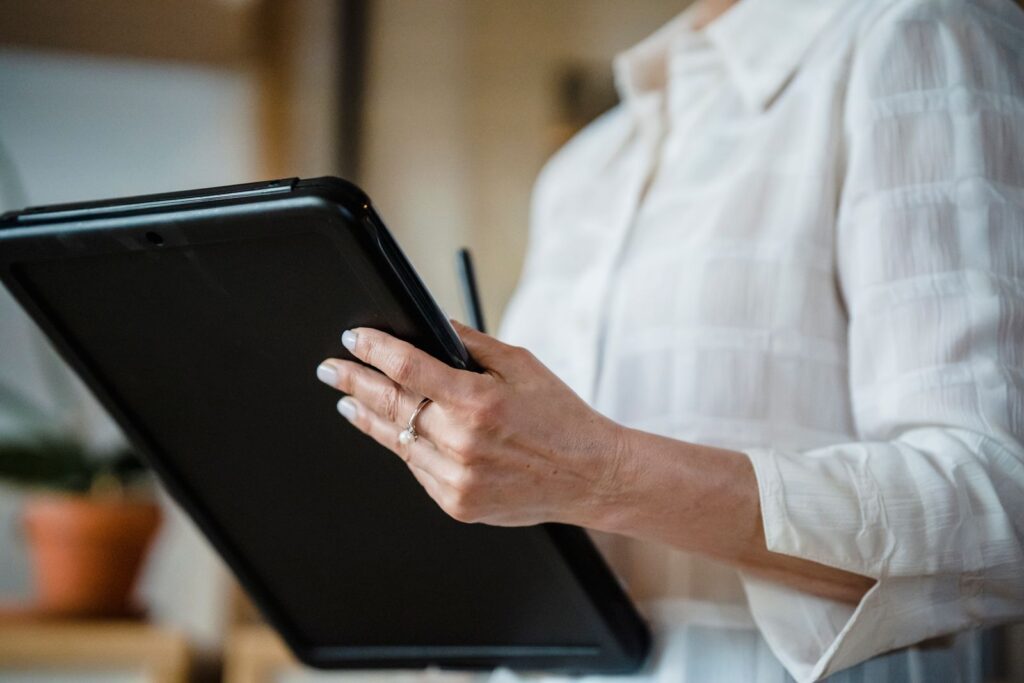 Firma digital de un documento en una tablet con lápiz óptico