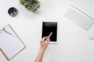 Firma digital de un documento en una tablet con lápiz óptico