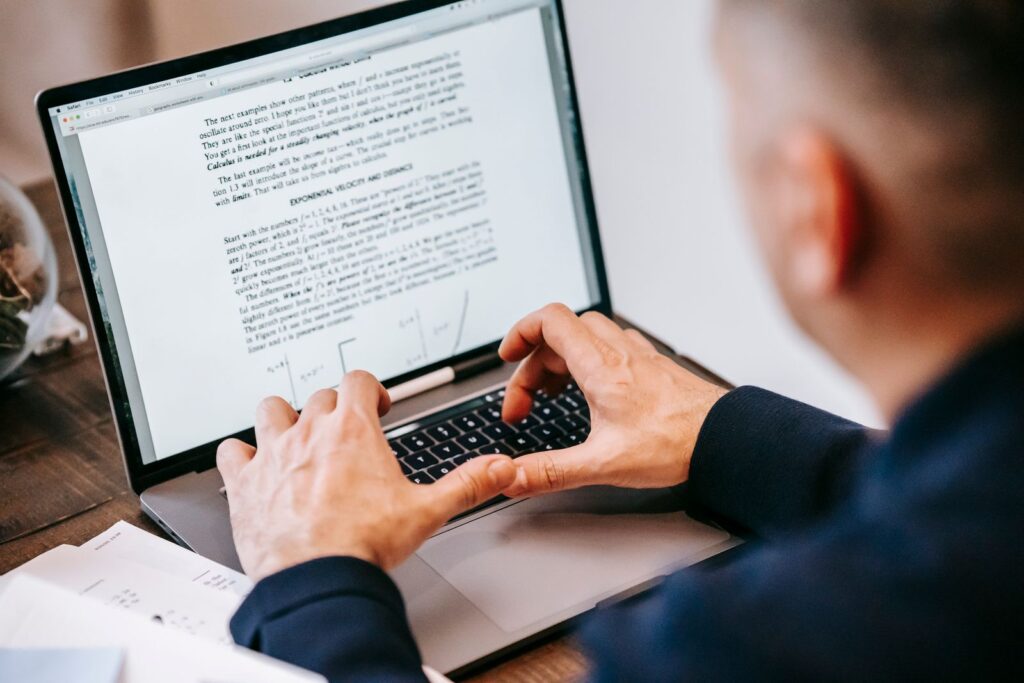 Gestión de documentos digitales en una laptop