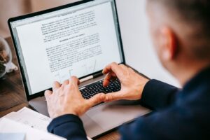 Gestión de documentos digitales en una laptop