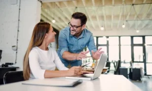 hombre y mujer trabajando juntos