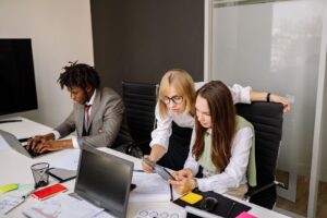 Equipo de RR.HH. colaborando sobre la estrategia de inteligencia artificial