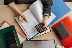 Dos profesionales revisando juntas la liquidación de sueldos tercerizada