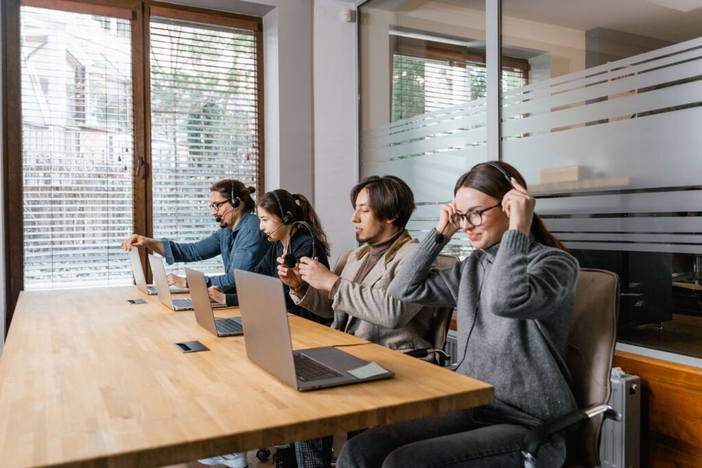 Equipo de trabajo en turnos durante su jornada laboral