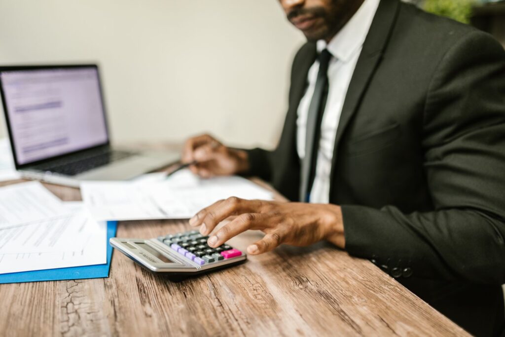 Profesional calculando la liquidación de sueldos en una oficina