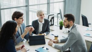 Equipo de RRHH colaborando en una oficina moderna con Mandü by Visma