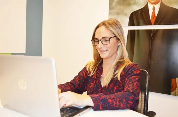 mujer trabajando con una computadora