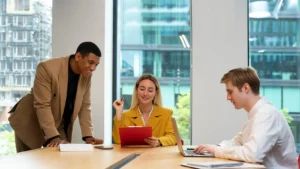 personas reunidas trabajando felices
