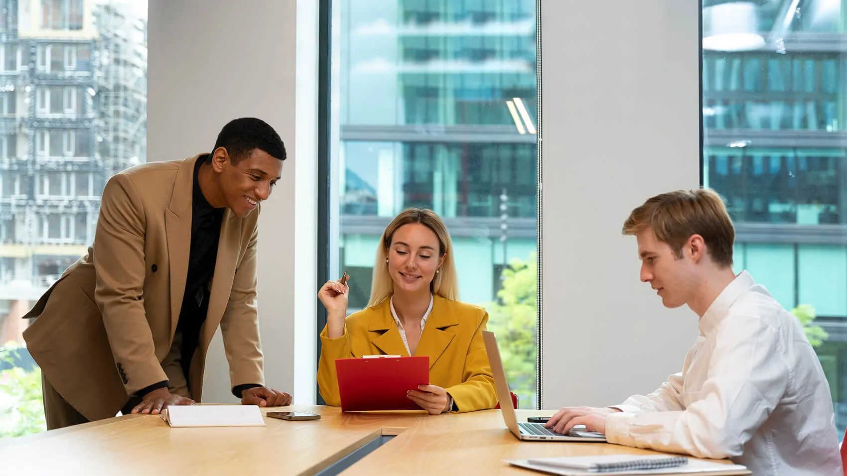 personas reunidas trabajando felices