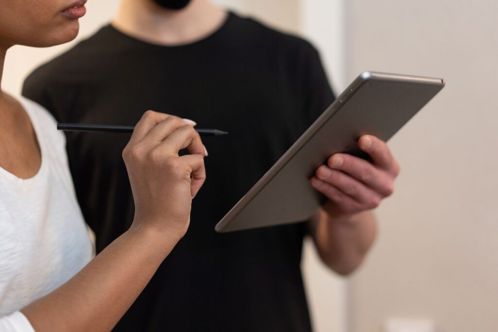 Firma electrónica de un recibo de sueldo digital en una tablet