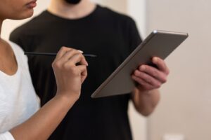 Firma electrónica de un recibo de sueldo digital en una tablet
