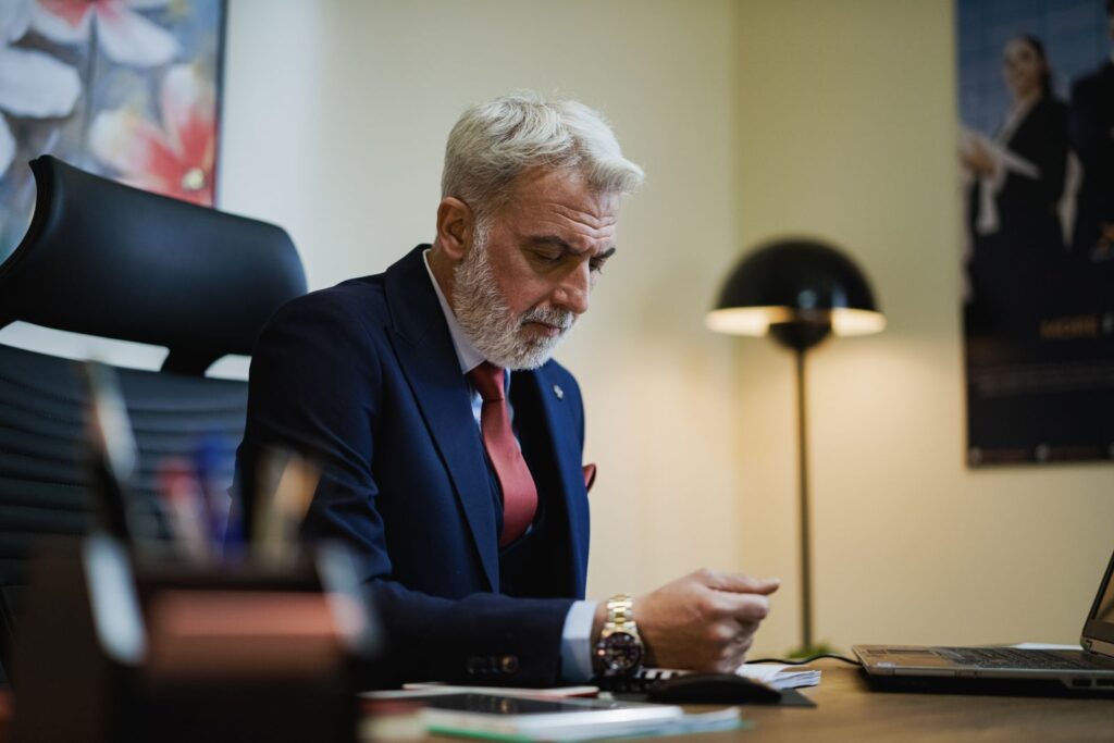 Ejecutivo revisando la liquidación de sueldos en su escritorio
