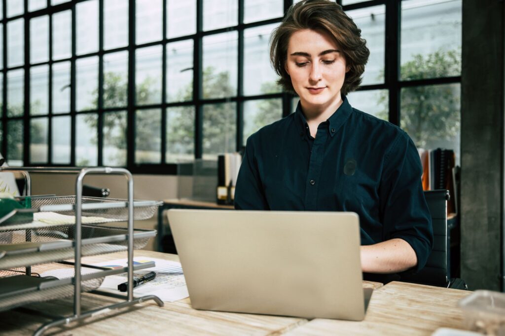 Profesional trabajando con software de liquidación en la oficina