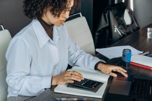 Profesional calculando días de vacaciones según antigüedad en una oficina
